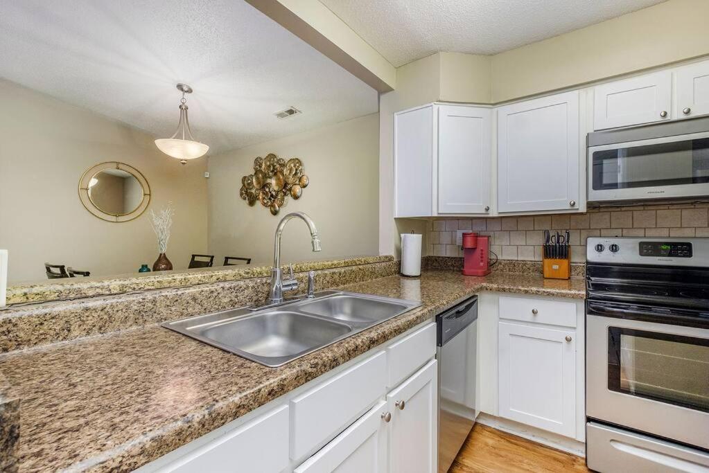 Charming Apartment With Wi-Fi Шарлът Екстериор снимка