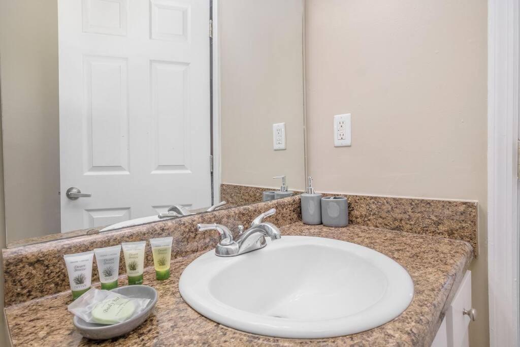 Charming Apartment With Wi-Fi Шарлът Екстериор снимка