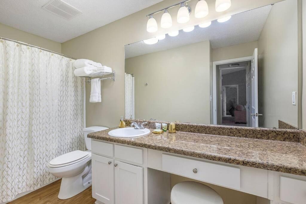 Charming Apartment With Wi-Fi Шарлът Екстериор снимка